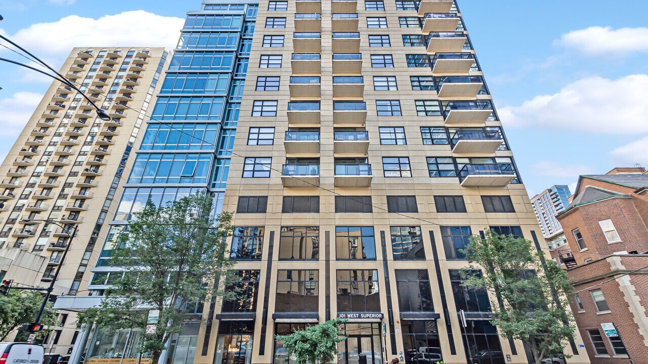 101 W Superior St in Chicago, IL - Building Photo