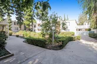 5700 Etiwanda Ave, Unit 231 in Tarzana, CA - Building Photo - Building Photo