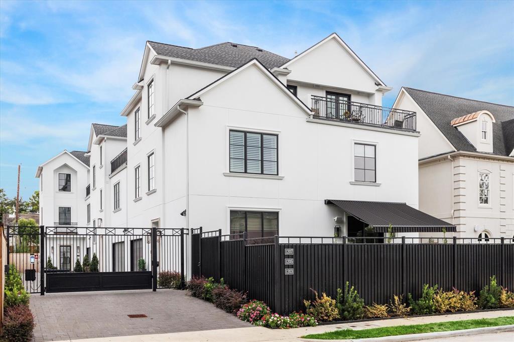 1207 Nantucket Dr in Houston, TX - Building Photo