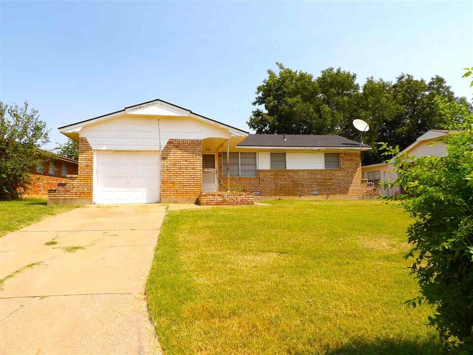 715 SW Ranch Oak Blvd in Lawton, OK - Building Photo