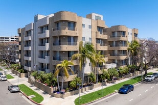 2 bedroom and 2 bath in Los Angeles, CA - Building Photo