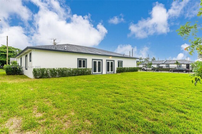 11870 SW 220th St in Miami, FL - Foto de edificio - Building Photo