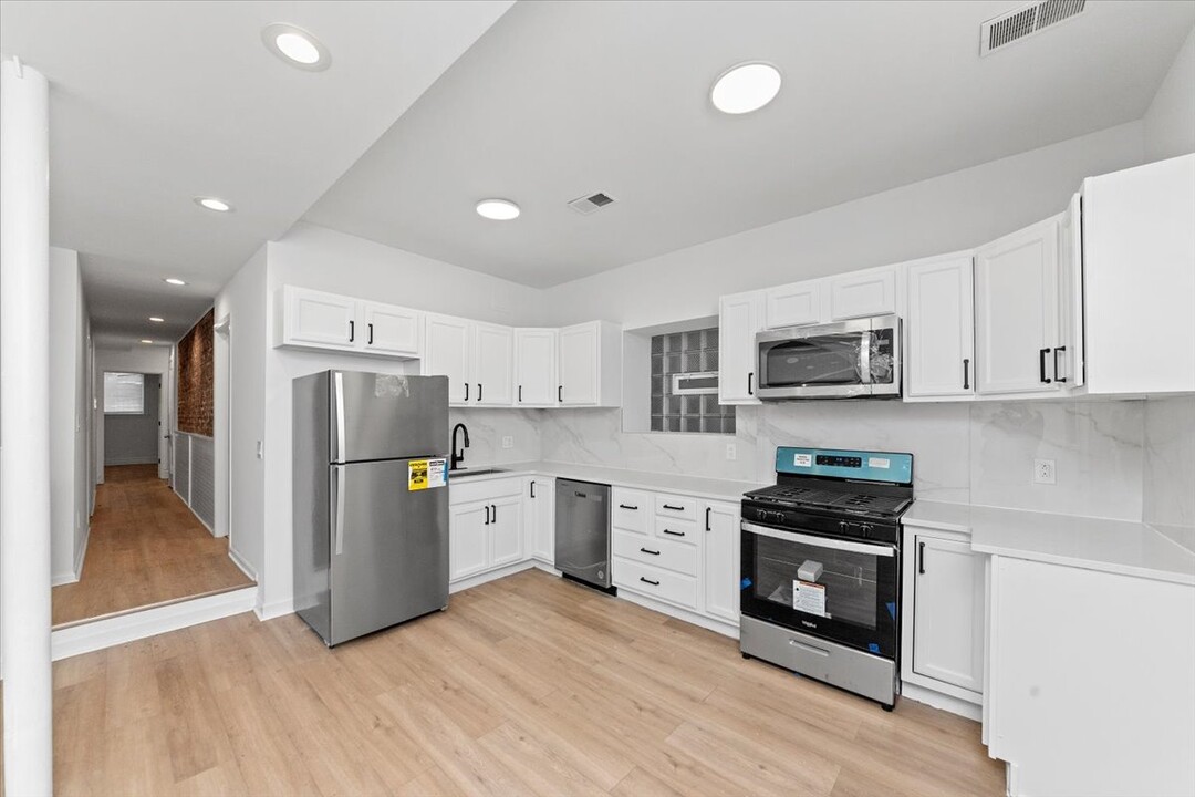 1042 N Kedzie Ave, Unit G in Chicago, IL - Building Photo