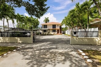 2368 SW 32nd Ave in Miami, FL - Building Photo - Building Photo