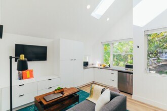 ArtHaus Linden in Oakland, CA - Foto de edificio - Building Photo