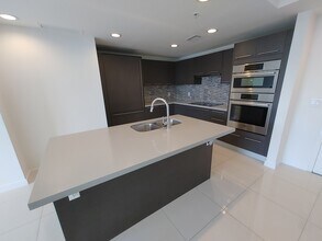 7875 NW 107th Ave in Doral, FL - Building Photo - Building Photo