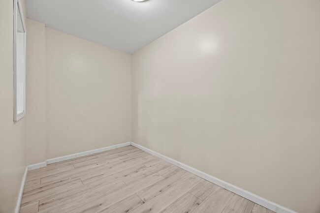 16 School St, Unit Front Unit in West Seneca, NY - Building Photo - Building Photo