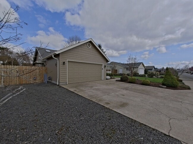 5427 Austin Way in Eugene, OR - Foto de edificio - Building Photo