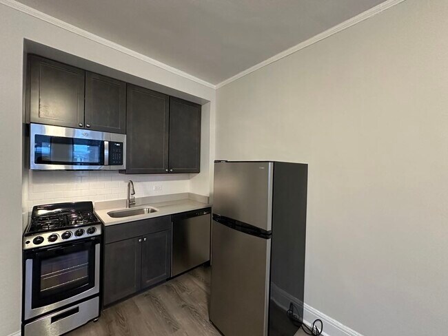 3335 W Diversey Ave in Chicago, IL - Building Photo - Building Photo