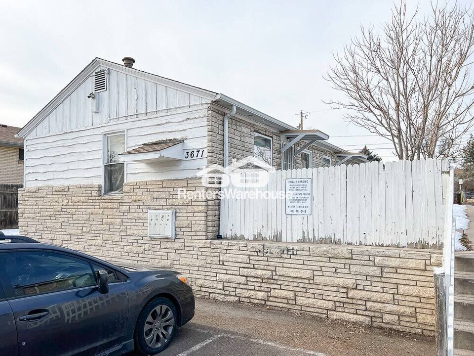 3671 S Knox Ct in Denver, CO - Building Photo