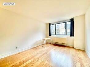 323 W 96th St in New York, NY - Foto de edificio - Building Photo