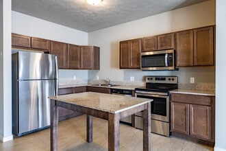 The Oaks in Watertown, SD - Building Photo - Interior Photo