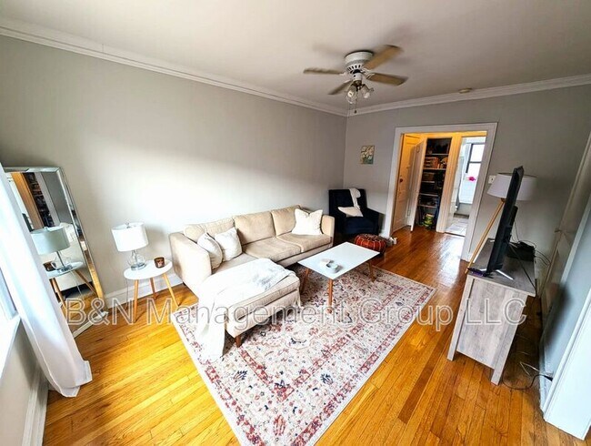 property at 912 W Oakdale Ave