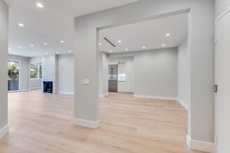 1557 S Beverly Glen Blvd, Unit 203 in Los Angeles, CA - Foto de edificio - Building Photo