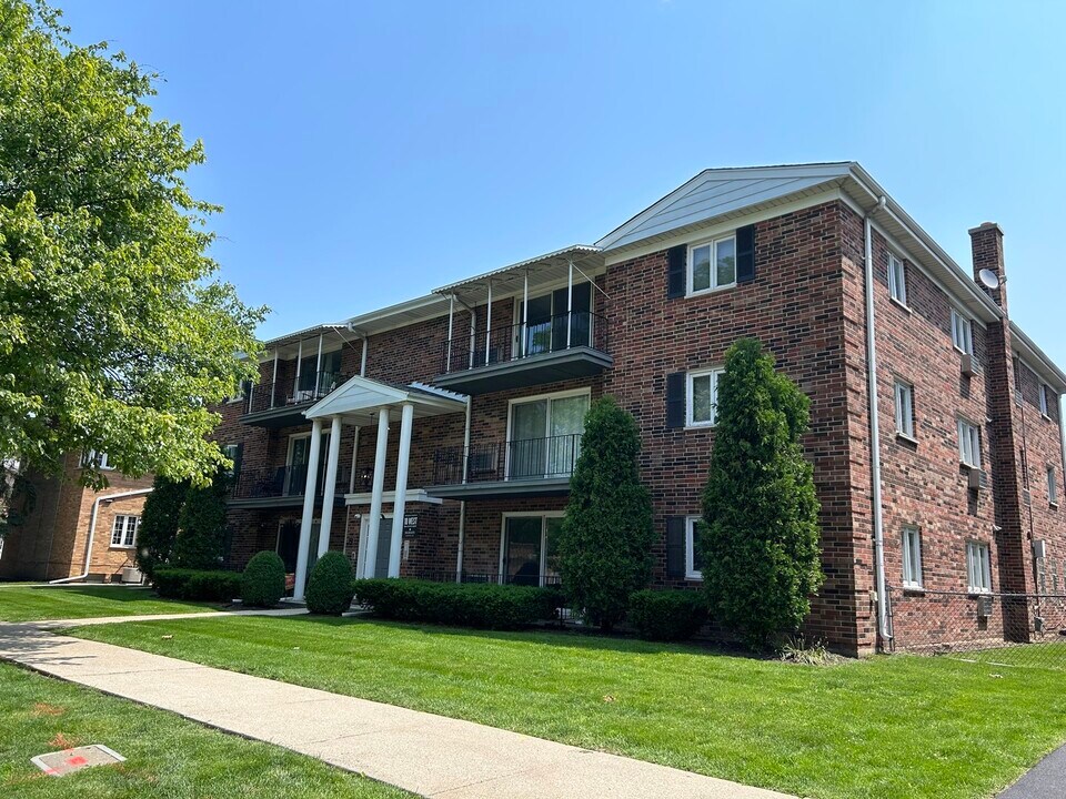 21 S Waiola Ave in La Grange, IL - Building Photo