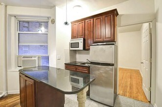 140 W 71st St in New York, NY - Building Photo - Building Photo