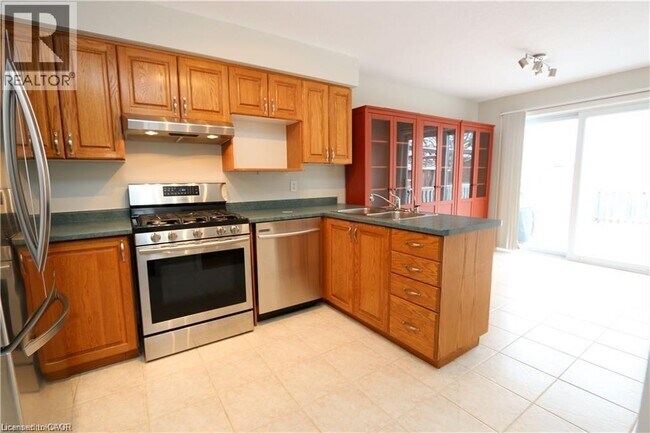 448 Harbour View Crescent in Waterloo, ON - Building Photo - Building Photo