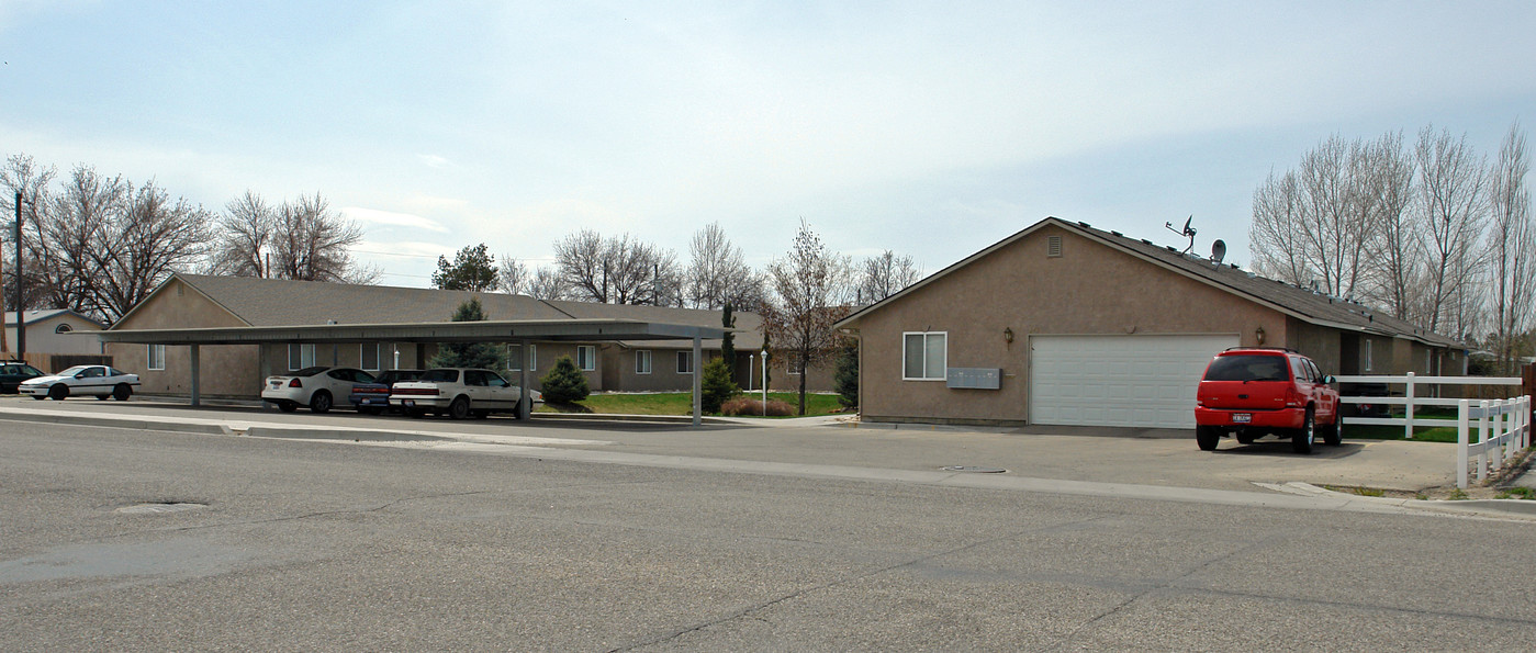 247 S School Ave in Kuna, ID - Foto de edificio