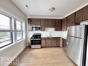 3409 W Fullerton Ave, Unit 3D in Chicago, IL - Building Photo - Building Photo