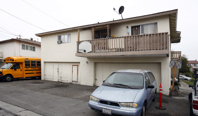 13572 Arizona St in Westminster, CA - Foto de edificio - Building Photo