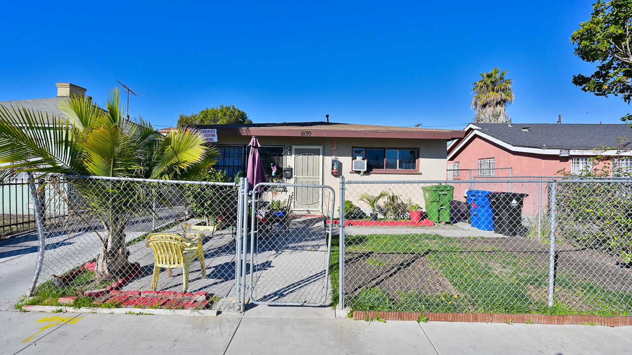 6021 11th Ave in Los Angeles, CA - Building Photo