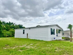 16801 Oak Leaf Ct in North Fort Myers, FL - Building Photo - Building Photo