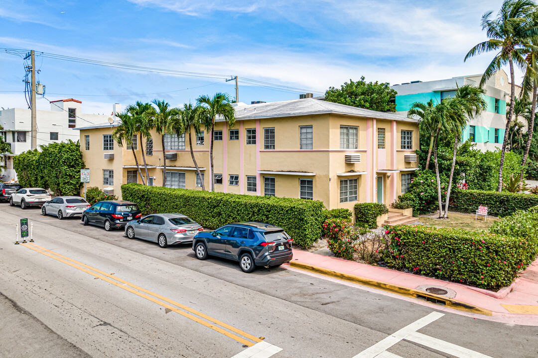 8th Street Apartments in Miami Beach, FL - Building Photo