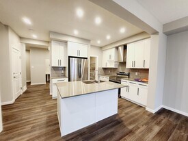 9452 Pear Cres SW in Edmonton, AB - Building Photo