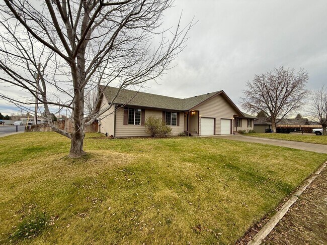 1614 SW Metolius Ave in Redmond, OR - Building Photo - Building Photo