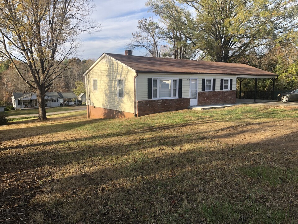 317 Tabernacle Rd in North Wilkesboro, NC - Foto de edificio