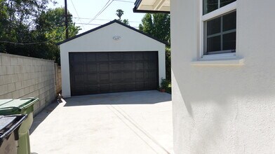 4715 Allott Ave in Los Angeles, CA - Foto de edificio - Building Photo