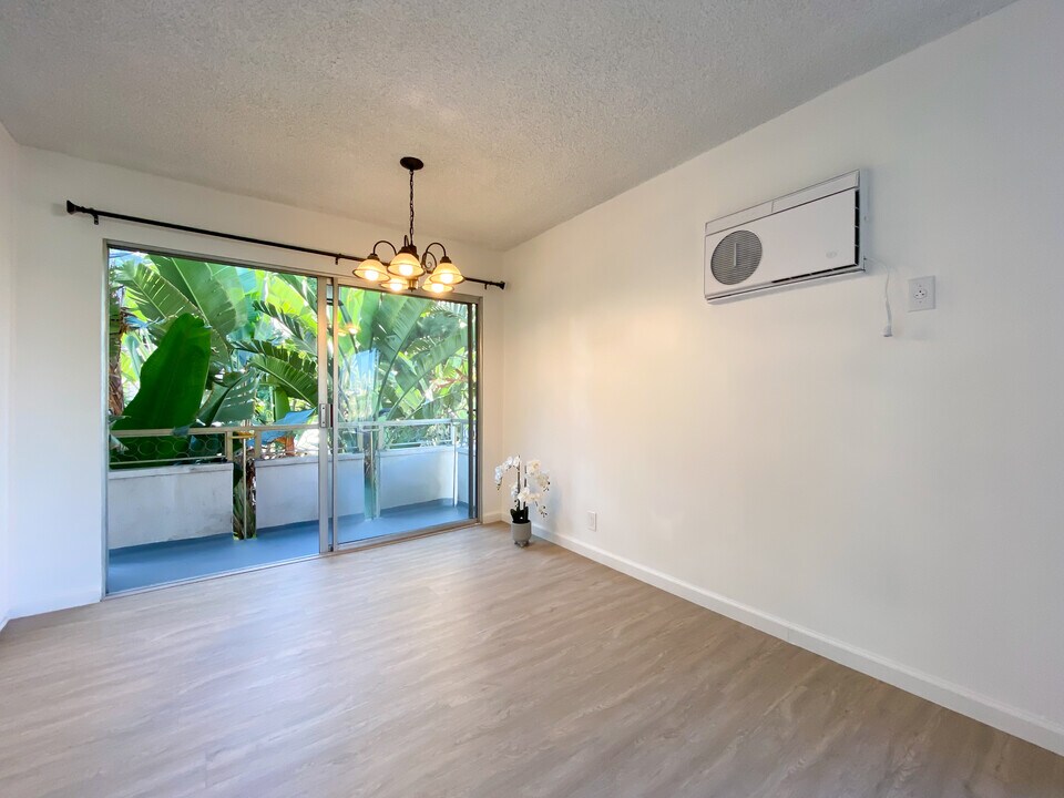 142 S Wetherly Dr in Los Angeles, CA - Building Photo