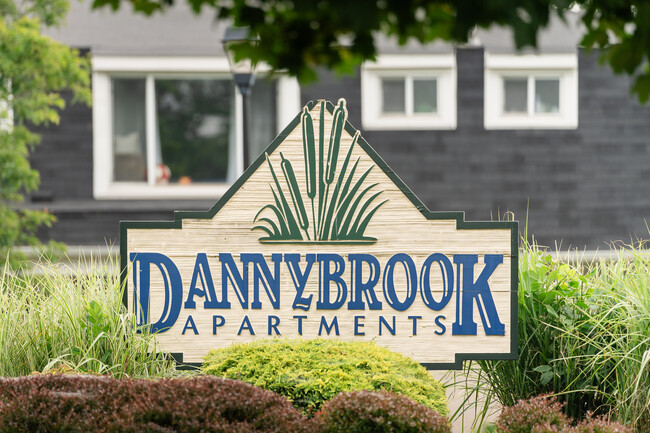 Dannybrook Apartments in Williamsville, NY - Building Photo - Building Photo