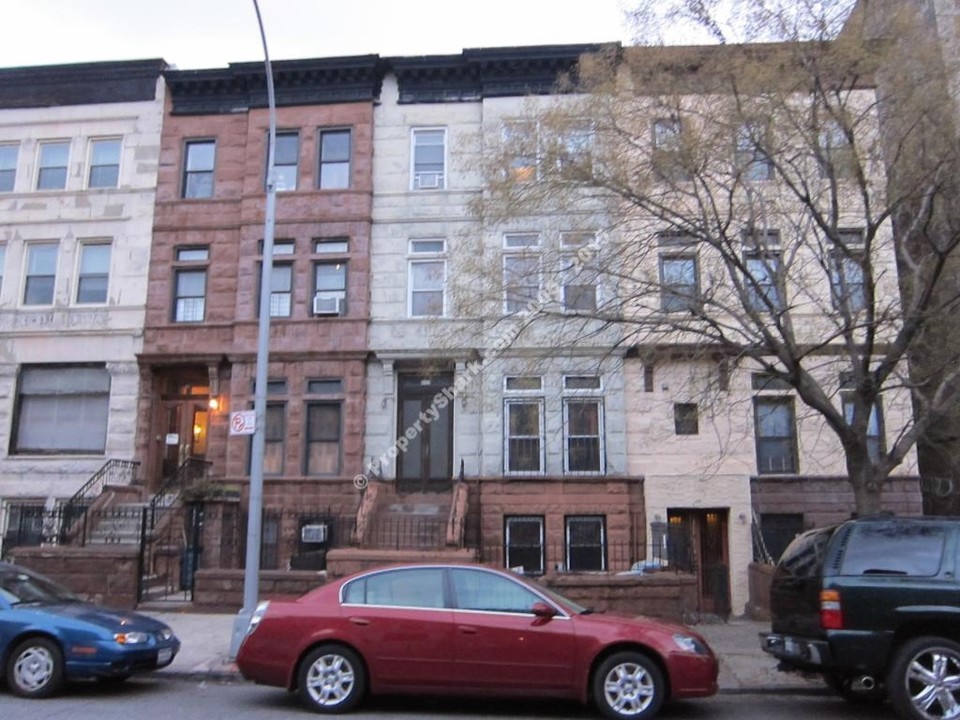 657 St. Marks in Brooklyn, NY - Building Photo