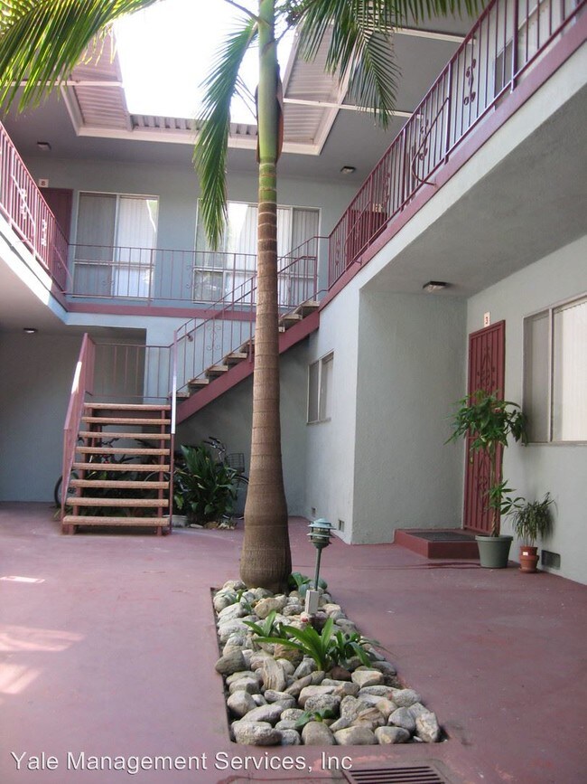 710 N Genesee Ave in Los Angeles, CA - Building Photo - Building Photo