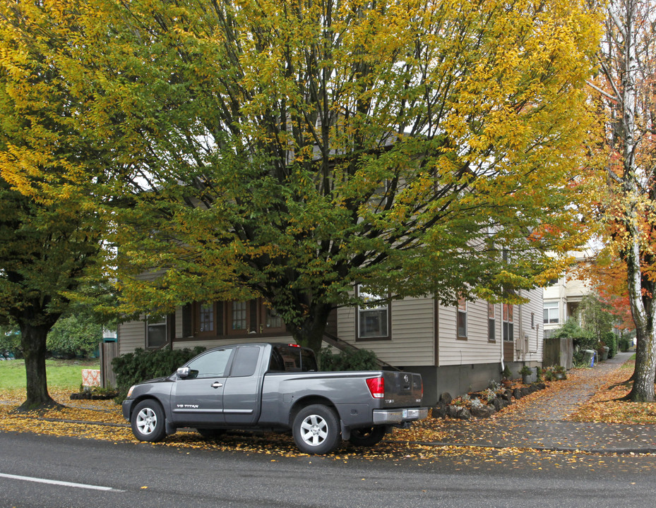 932 SE 12th Ave in Portland, OR - Building Photo