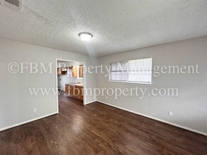 1603 S Hall St in Ennis, TX - Building Photo - Building Photo