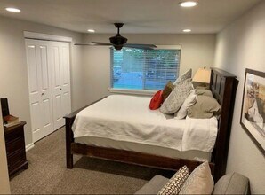 102 Miles Dr in Zillah, WA - Foto de edificio - Building Photo