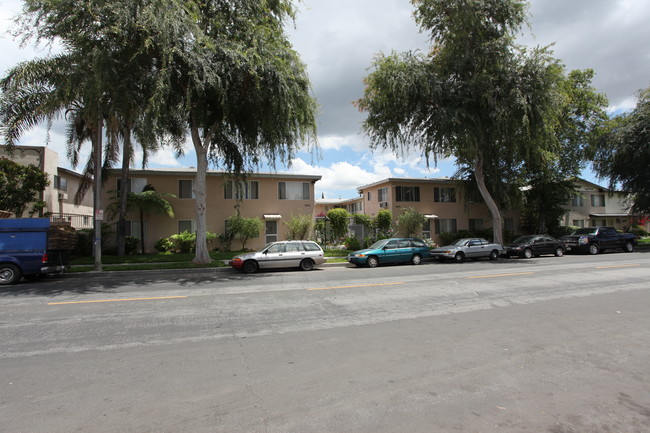 Fountain Court in Canoga Park, CA - Building Photo - Building Photo