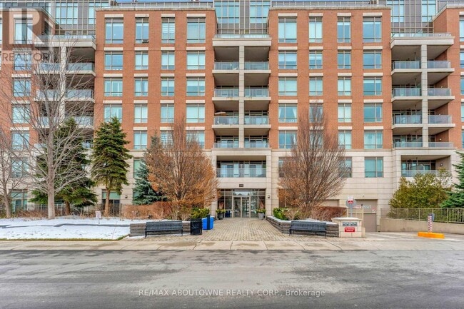 2470 Prince Michael Drive in Oakville, ON - Building Photo - Building Photo