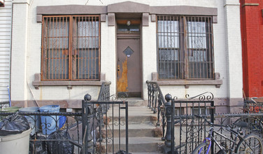 245 Montrose Ave in Brooklyn, NY - Building Photo - Building Photo