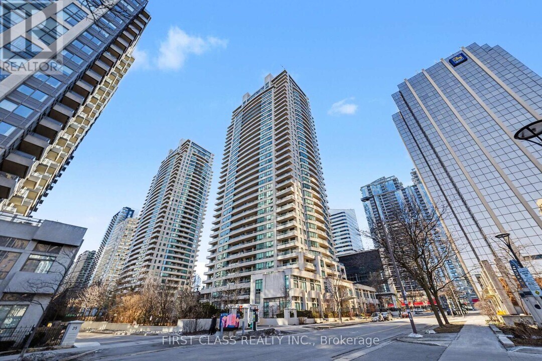 23 Hollywood Ave in Toronto, ON - Building Photo