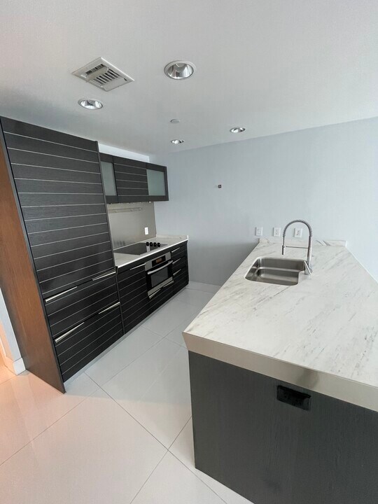 200 Biscayne Boulevard Way, Unit 1406 in Miami, FL - Building Photo