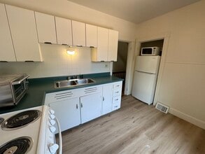 40 Silver St, Unit 2 in Waterville, ME - Foto de edificio - Building Photo