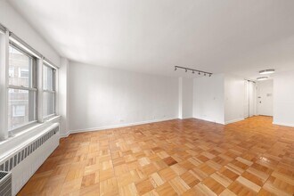 155 E 38th St, Unit 17A in New York, NY - Building Photo - Building Photo