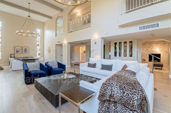 8602 E Vista Del Lago in Scottsdale, AZ - Building Photo - Building Photo