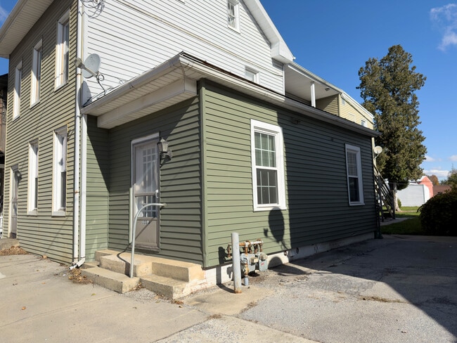 133 S Main St, Unit Apt A in Manheim, PA - Building Photo - Building Photo