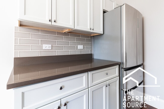 817 W Lakeside Pl in Chicago, IL - Building Photo - Building Photo