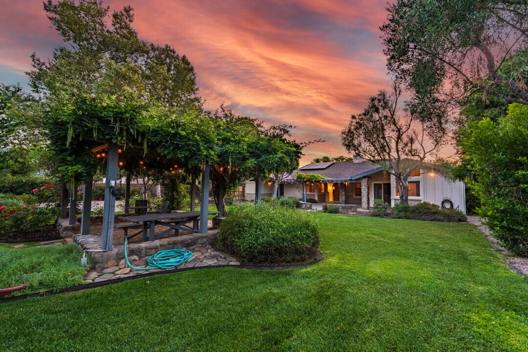 348 Lark Ellen Ave in Ojai, CA - Building Photo