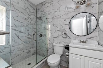 17 N Park Ave in Rockville Centre, NY - Foto de edificio - Building Photo